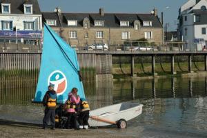 un grupo de personas de pie junto a un velero en Petite maison bourg de La Trinite sur Mer - 4 à 6 couchages, en La Trinité-sur-Mer