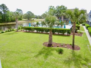 - une vue aérienne sur une cour avec des palmiers et une piscine dans l'établissement Coral Cottage-3B GCR, à Myrtle Beach