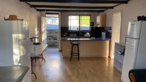 Η κουζίνα ή μικρή κουζίνα στο Pemberton Hostel - note - Go to Gloucester Motel Reception for check in - Backpackers 88 days farm work available in the Manjimup and Pemberton Region +15 φωτογραφίες