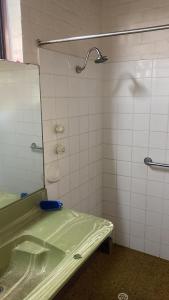 Ένα μπάνιο στο Pemberton Hostel - note - Go to Gloucester Motel Reception for check in - Backpackers 88 days farm work available in the Manjimup and Pemberton Region