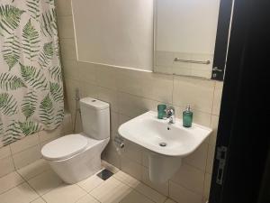 a bathroom with a toilet and a sink at King Abdullah Economic City Apartment - KAEC شقة بمدينة الملك عبدالله الاقتصادية- حي الواحة in King Abdullah Economic City