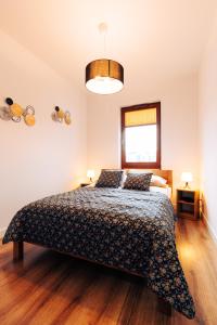 een slaapkamer met een bed en een raam bij Apartament Marbud 2 przy Aquaparku Reda in Rumia