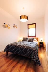 a bedroom with a bed and a window at Apartament Marbud 2 przy Aquaparku Reda in Rumia