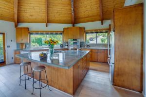 Η κουζίνα ή μικρή κουζίνα στο Fallbrook Home with Mountain Views Close to Hiking!