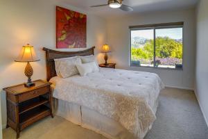 Ένα ή περισσότερα κρεβάτια σε δωμάτιο στο Fallbrook Home with Mountain Views Close to Hiking!
