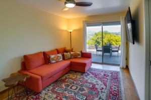Χώρος καθιστικού στο Fallbrook Home with Mountain Views Close to Hiking!