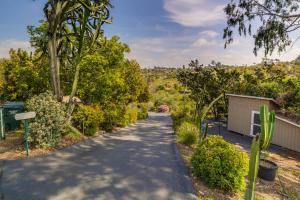 Κήπος έξω από το Fallbrook Home with Mountain Views Close to Hiking!