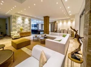 een grote woonkamer met witte banken en tafels bij Casa Quinta de Lujo Villeta MyS in Villeta