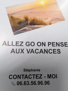 une affiche d'une plage avec les mots alllez sur permanent aux vacances dans l'établissement Chez Stephanie, à Rang-du-Fliers