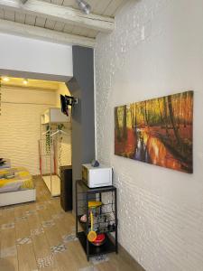 ein Wohnzimmer mit einem Gemälde an der Wand in der Unterkunft Giusino Home - CENTRO STORICO in Palermo