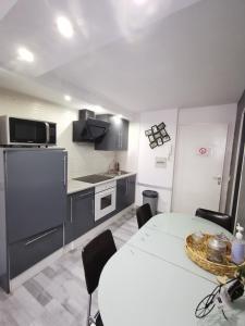 - une cuisine avec une table et des chaises dans la chambre dans l'établissement Rodez centre ville, Parking gratuit, à Rodez