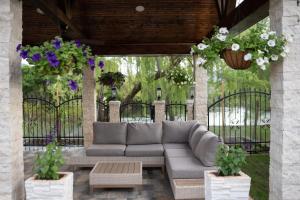 Villa Bura في موستار: أريكة للجلوس على الفناء مع الزهور