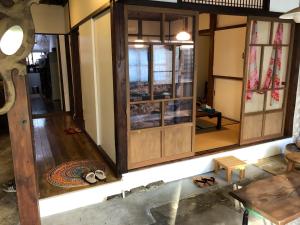 um quarto com portas de vidro e pisos de madeira em iro - Vacation STAY 15671v em Sado