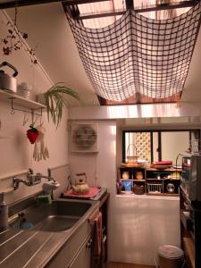uma cozinha com um lavatório e uma janela em iro - Vacation STAY 15671v em Sado