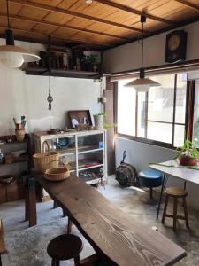 um quarto com um banco de madeira e uma mesa em iro - Vacation STAY 15671v em Sado