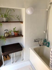 uma casa de banho com banheira e plantas numa prateleira em iro - Vacation STAY 15671v em Sado