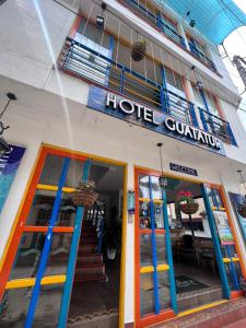 un cartello dell'hotel Guatemala sulla facciata di un edificio di Hotel Guatatur a Guatapé