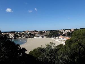 een uitzicht op een strand met huizen en appartementen bij Petite maison bord et vue mer, 55 m2 in Martigues
