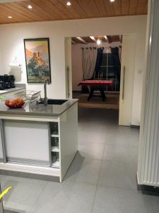 Kuchnia lub aneks kuchenny w obiekcie La Taniere, piscine et 300m de la mer