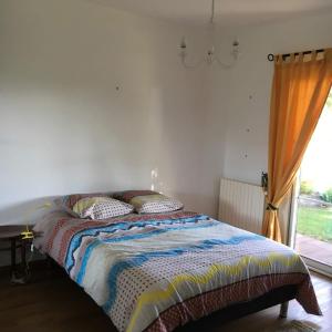 Łóżko lub łóżka w pokoju w obiekcie La Taniere, piscine et 300m de la mer