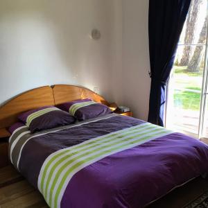 Łóżko lub łóżka w pokoju w obiekcie La Taniere, piscine et 300m de la mer