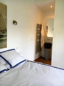 Łóżko lub łóżka w pokoju w obiekcie La Taniere, piscine et 300m de la mer