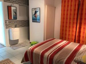 Łóżko lub łóżka w pokoju w obiekcie La Taniere, piscine et 300m de la mer