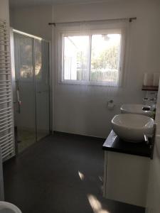 Łazienka w obiekcie La Taniere, piscine et 300m de la mer