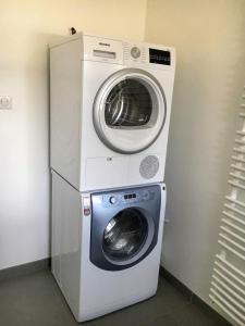 una lavadora y una lavadora en una habitación en La Taniere, piscine et 300m de la mer, en Saint-Georges-dʼOléron