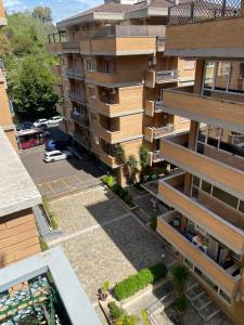 ローマにあるSan Pietro Apartmentの駐車場付き建物の空中ビュー