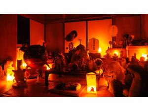 una stanza piena di animali di peluche e candele di Kokuminshukusha Shodoshima - Vacation STAY 59358v a Ikeda