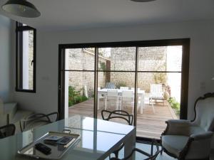salon z drewnianym tarasem, stołem i krzesłami w obiekcie La Brijolie 450m de la plage La Biroire w mieście Saint-Pierre-dʼOléron