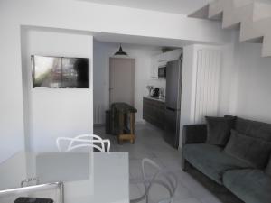 salon z kanapą i stołem w obiekcie La Brijolie 450m de la plage La Biroire w mieście Saint-Pierre-dʼOléron