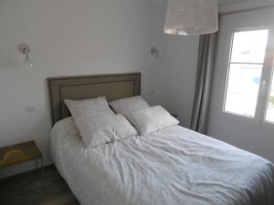 Posteľ alebo postele v izbe v ubytovaní La Brijolie 450m de la plage La Biroire