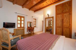 Телевизор и/или развлекательный центр в Watermill Villa & Hotel Faralya