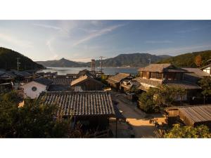 eine Luftansicht einer Stadt mit Häusern und einem See in der Unterkunft Kokuminshukusha Shodoshima - Vacation STAY 59346v in Ikeda