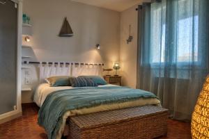 Postel nebo postele na pokoji v ubytování Villa Les Brisants -La Cotiniere- Pieds dans l eau