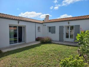 サン・ドニ・ドレロンにあるVilla Clara, 600m de la mer, piscineの庭付白家