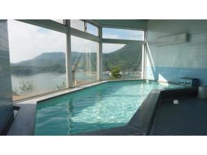 una gran piscina con vistas al agua en Kokuminshukusha Shodoshima - Vacation STAY 59365v, en Ikeda