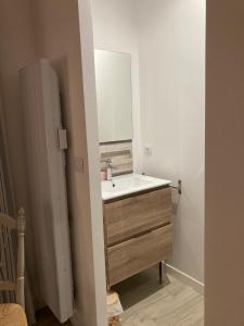 サン・ドニ・ドレロンにあるVilla Clara, 600m de la mer, piscineの洗面台と鏡のあるバスルーム