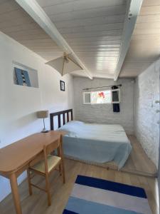 Postel nebo postele na pokoji v ubytování L Espiotte a Chassiron