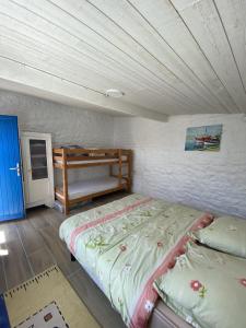 Poschodová posteľ alebo postele v izbe v ubytovaní L Espiotte a Chassiron
