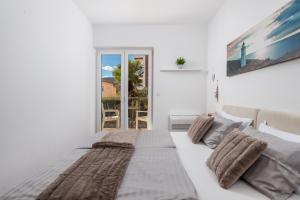 Ein Bett oder Betten in einem Zimmer der Unterkunft Chiara rental Opatija, Apartment Victoria with terrace, panoramic sea view