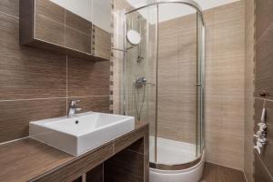 Koupelna v ubytování Chiara rental Opatija, Apartment Victoria with terrace, panoramic sea view + 27 fotografií