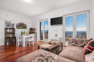 TV a/nebo společenská místnost v ubytování Chiara rental Opatija, Apartment Victoria with terrace, panoramic sea view