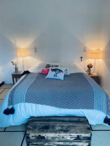 a bedroom with a large bed and two lamps at Villa Constantine a 2 pas du port de Boyardville in Saint-Georges-dʼOléron