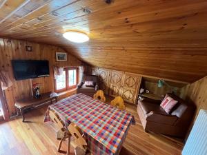 einen Blick über ein Wohnzimmer in einem Blockhaus in der Unterkunft Maddy in La Magdeleine