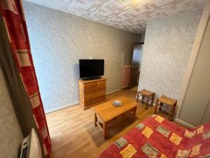 Televízia a/alebo spoločenská miestnosť v ubytovaní Altitude Location Montagne