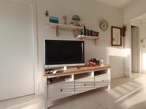 Televízia a/alebo spoločenská miestnosť v ubytovaní Cozy apartment with pool close to beach & nature