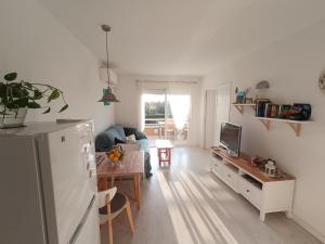 Televízia a/alebo spoločenská miestnosť v ubytovaní Cozy apartment with pool close to beach & nature